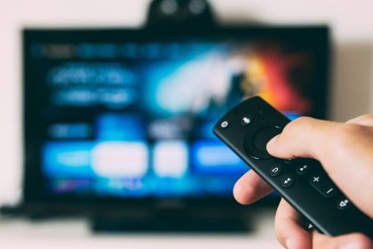 une télécommande et une télévision