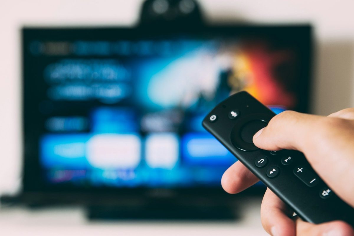 une télécommande et une télévision