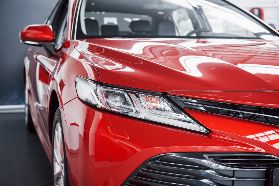 voiture neuve de couleur rouge